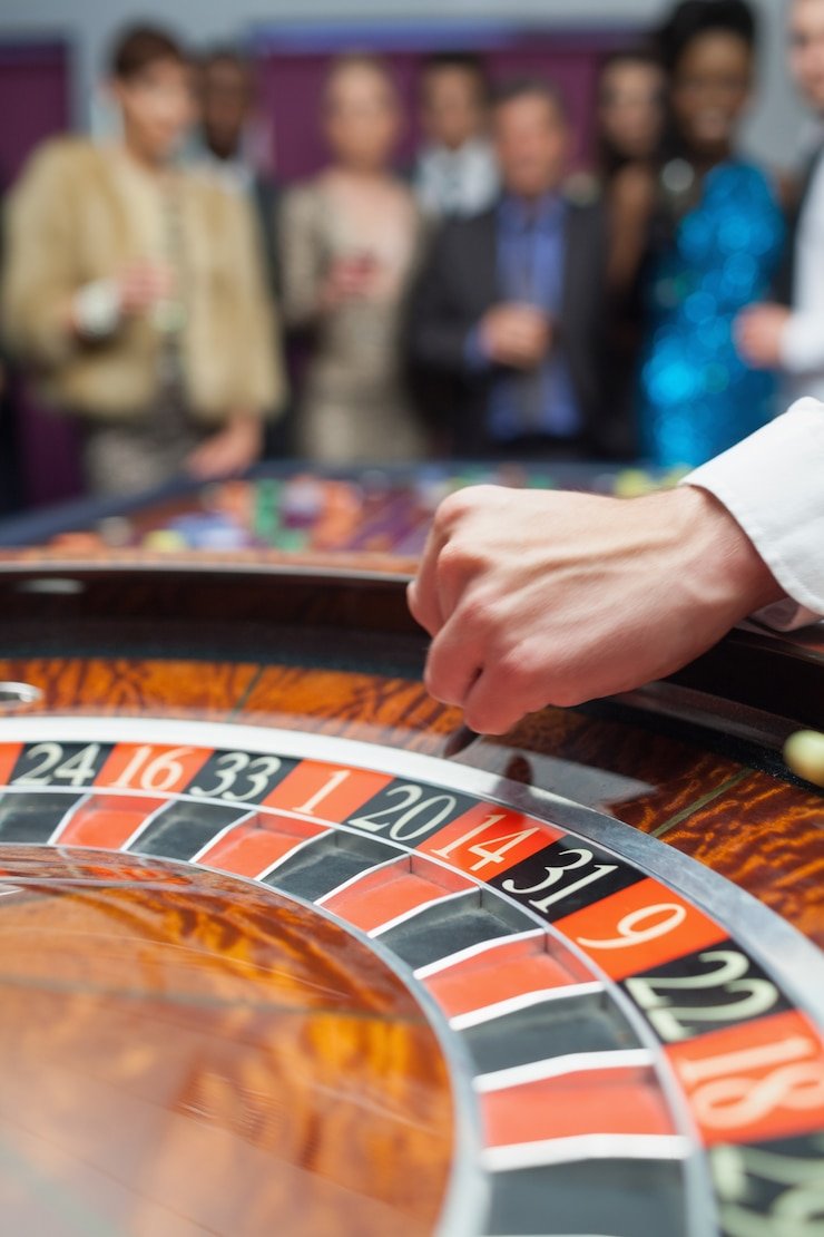 Roulette langsung dengan roda fisik dan opsi taruhan yang ditampilkan